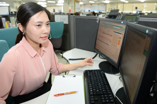 NH농협은행 콜센터 상담원이 금융이용자의 문의에 답변하고 있다. NH농협은행 제공